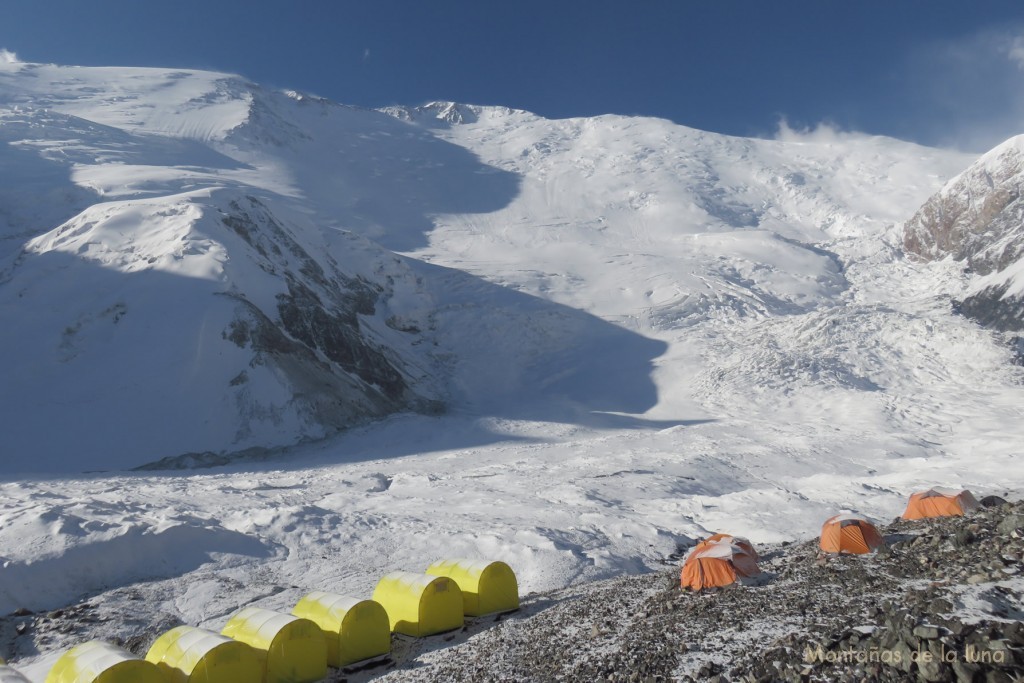 Otro día en el Campo 1, delante el recorrido glaciar de subida al resto de campamentos y Pico Lenin arriba en el centro